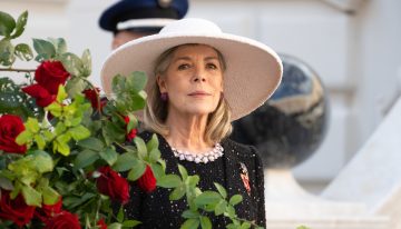 Carolina de Mónaco sabe hacer elegante y tendencia cualquier prenda básica, estos 5 looks son la prueba