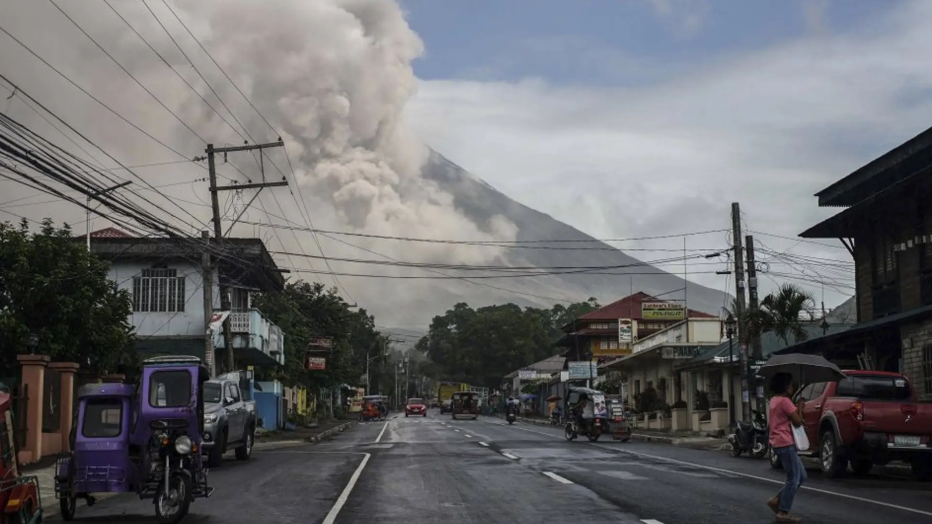 Filipinas urge a evacuar a miles de personas por riesgo a una «erupción peligrosa» del volcán Mayón
