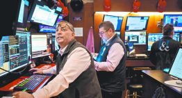 Wall Street opera mixto y con poca convicción antes de un fin de semana largo