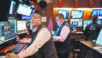 Wall Street opera mixto y con poca convicción antes de un fin de semana largo