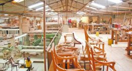 Trump pospone por un año aranceles a muebles importados