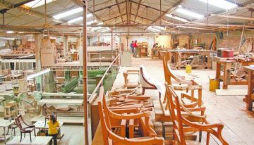 Trump pospone por un año aranceles a muebles importados