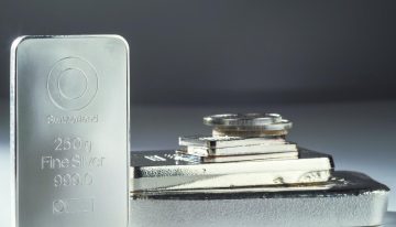 El oro y la plata abren la semana en récords; choque Trump-Powell inquieta a inversores