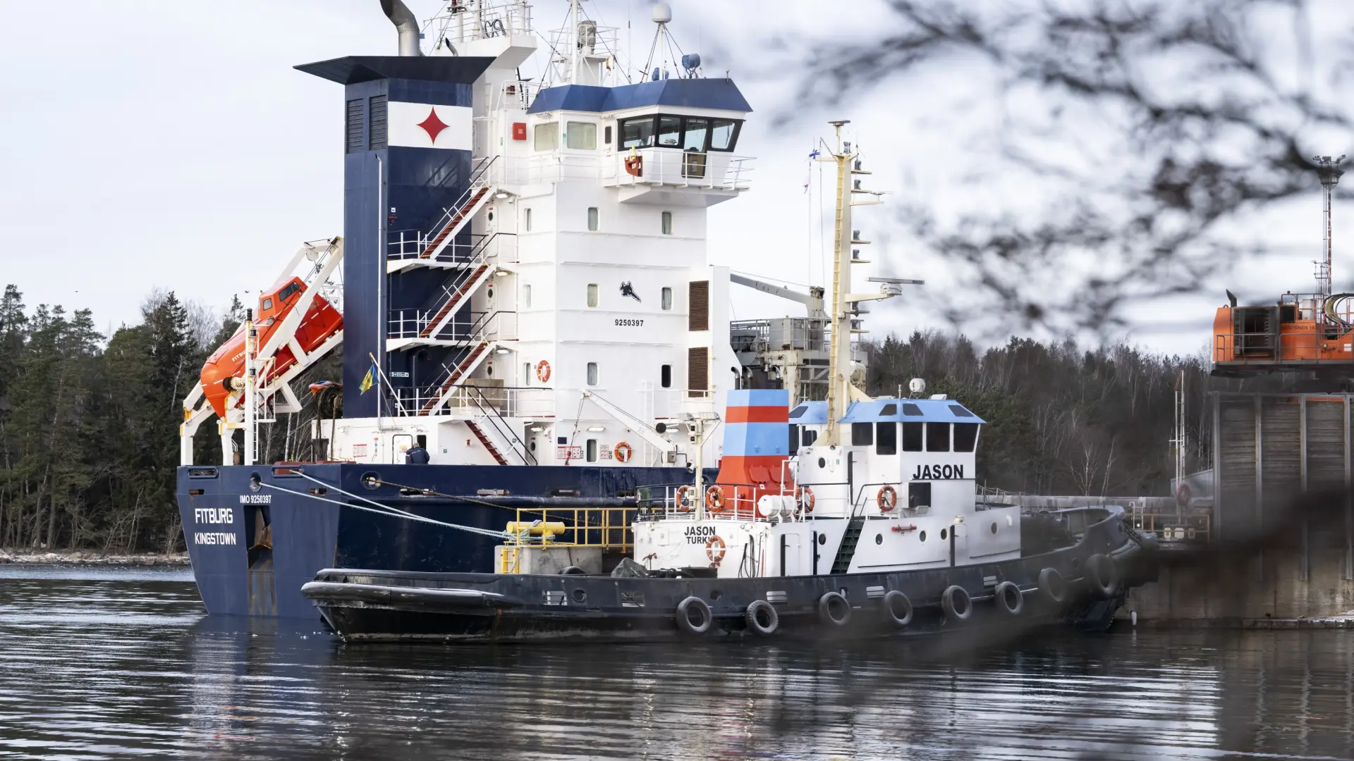 Detenidos dos tripulantes del barco sospechoso de dañar un cable submarino en Finlandia
