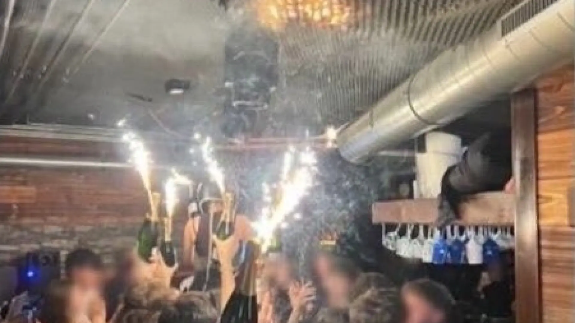 Unas bengalas en botellas de champán, principal hipótesis del incendio mortal en Suiza: «Se acercaron demasiado al techo»