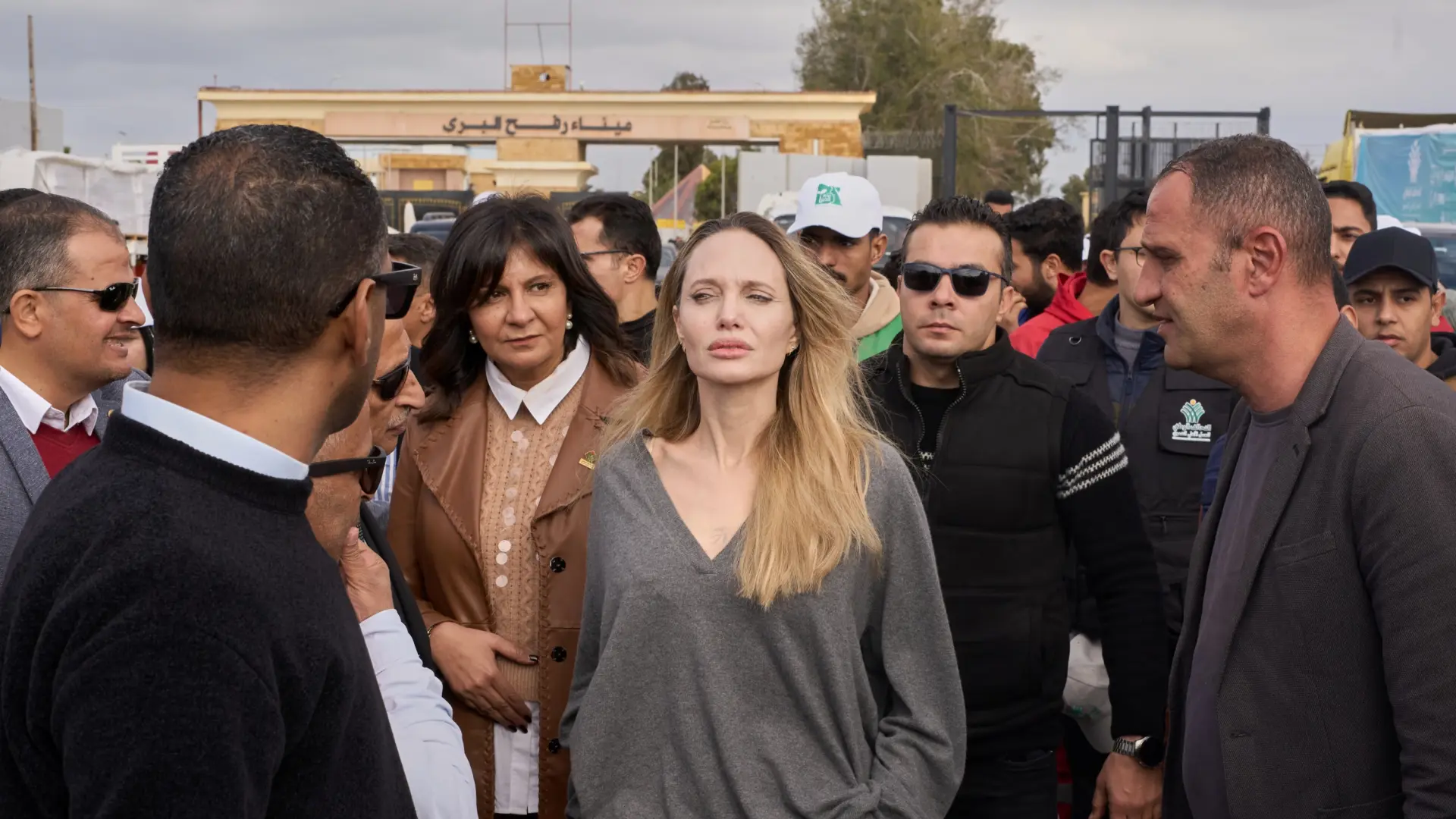 La actriz Angelina Jolie visita por sorpresa el paso fronterizo de Rafah para mostrar su apoyo al pueblo palestino