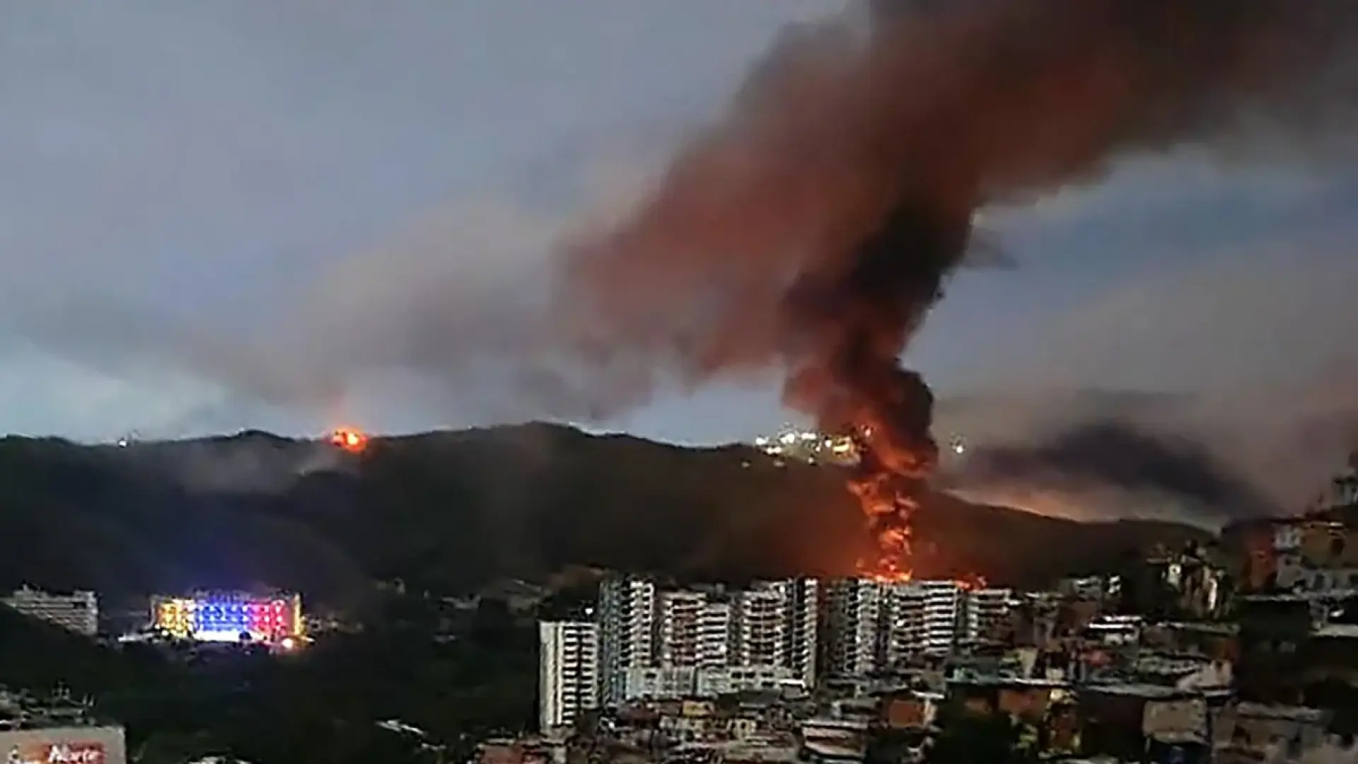 EE UU ataca objetivos militares en Venezuela y detiene a Nicolás Maduro