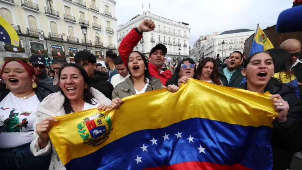 «¡Cayó, cayó!», venezolanos en Madrid celebran la captura de Maduro