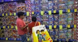 'Reyes Magos' y sus ayudantes inician la tradicional compra de juguetes
