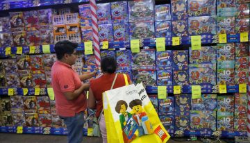 'Reyes Magos' y sus ayudantes inician la tradicional compra de juguetes