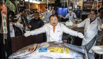 «Rey del atún» paga récord de 3.2 millones de dólares por un aleta azul en subasta de Tokio