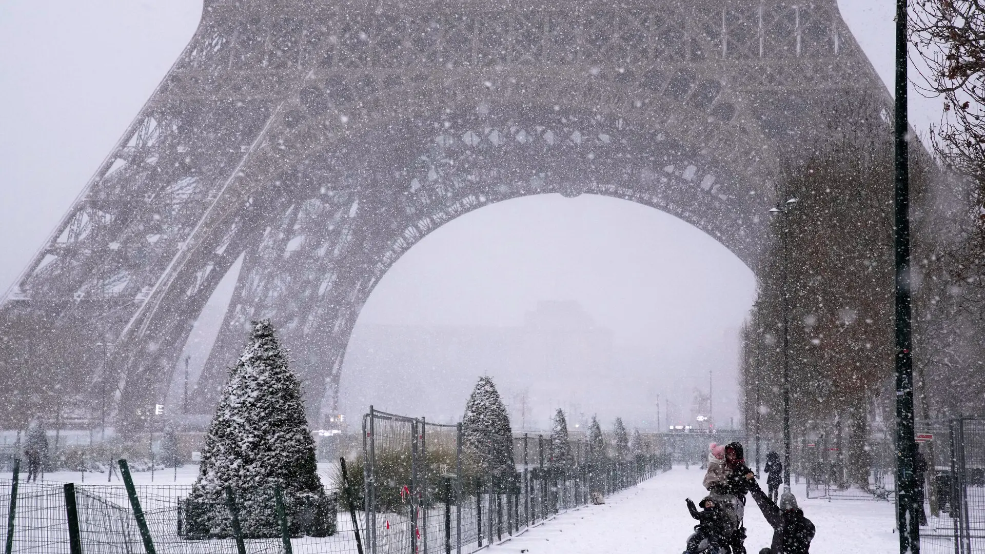 El temporal de nieve provoca más de 1.600 kilómetros de atascos en Francia y cancela vuelos en toda Europa