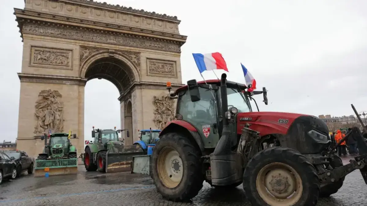 Los agricultores entran con tractores en París para protestar contra el acuerdo UE-Mercosur