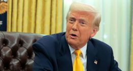 Trump viaja a Davos con la mirada puesta en casa