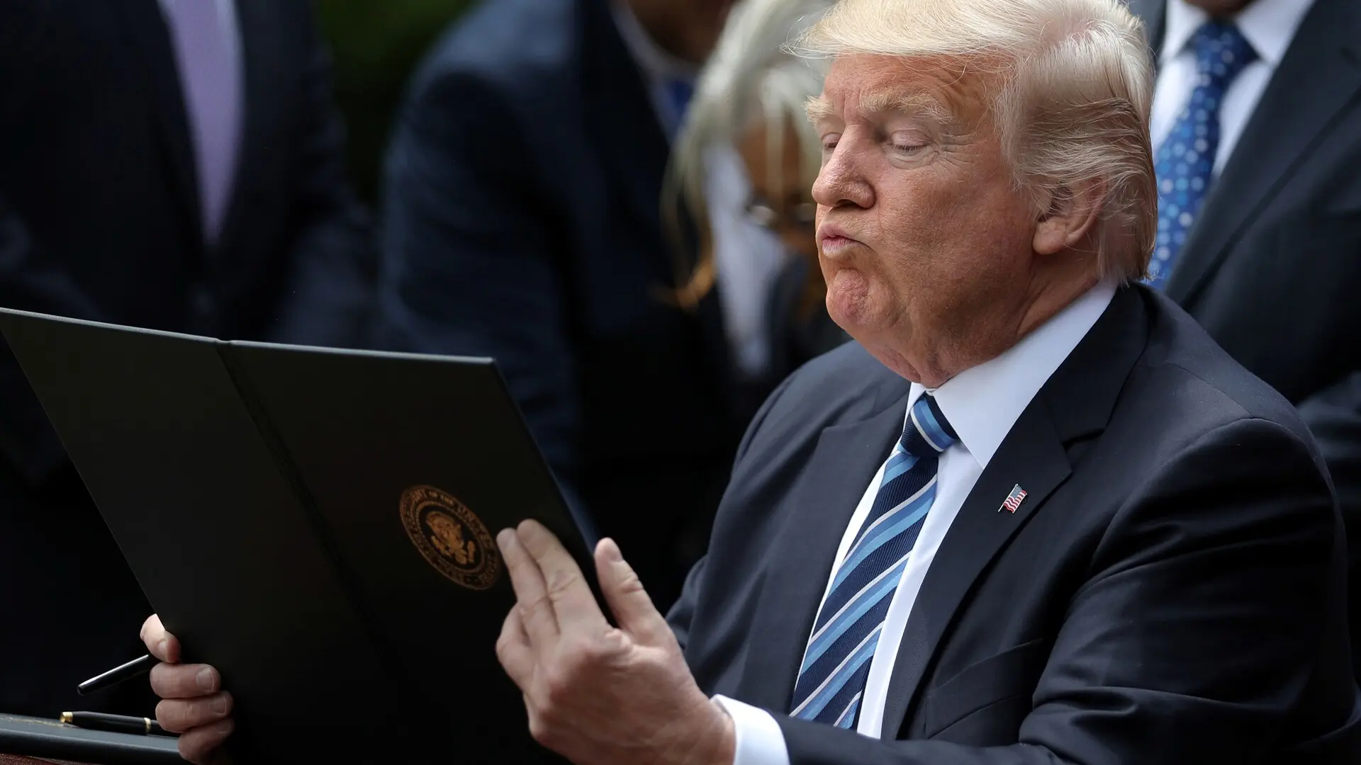 Trump amenaza con un arancel del 25% a cualquier país que haga negocios con Irán