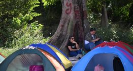 Venezolanos instalan campamento afuera de cárcel a la espera de más liberaciones de presos políticos