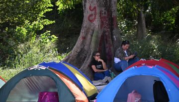 Venezolanos instalan campamento afuera de cárcel a la espera de más liberaciones de presos políticos
