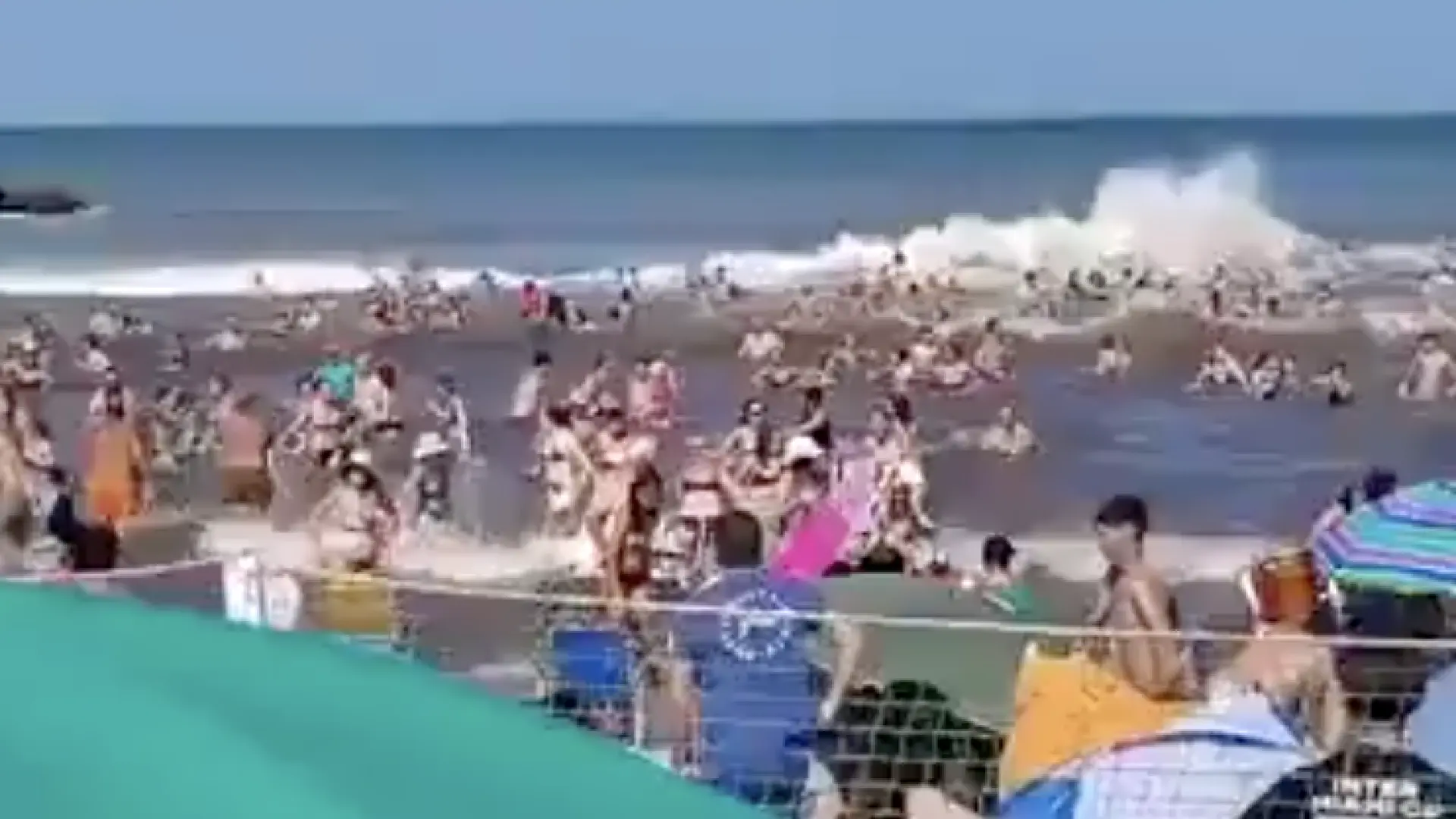 Un muerto y 35 heridos por una ola de seis metros de altura en una playa de Argentina