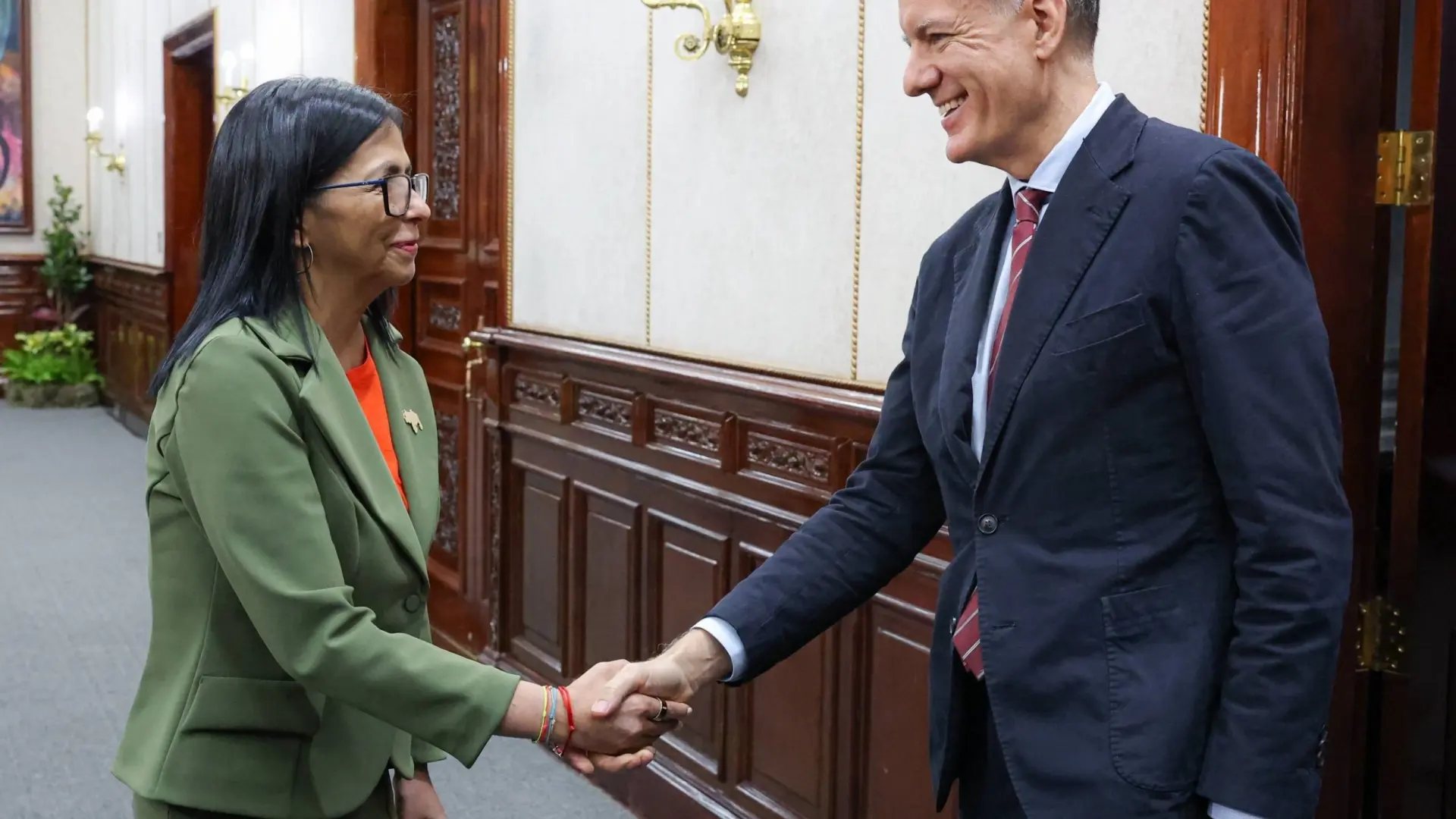 Delcy Rodríguez recibe a los embajadores de países europeos, incluido el de España, para avanzar en una «agenda nueva»