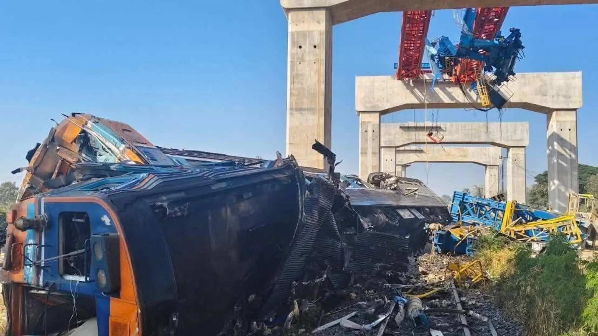 Al menos 22 muertos y 30 heridos al caer una grúa sobre un tren en movimiento en Tailandia