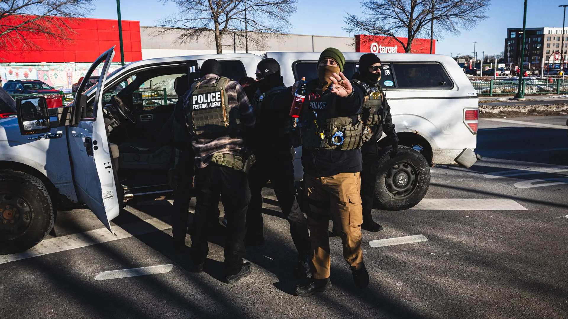 Un agente de ICE dispara en la pierna a una persona en Mineápolis para arrestarla una semana después de matar a Renne Good