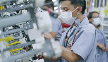 Manufactura repunta, empleo sigue cayendo