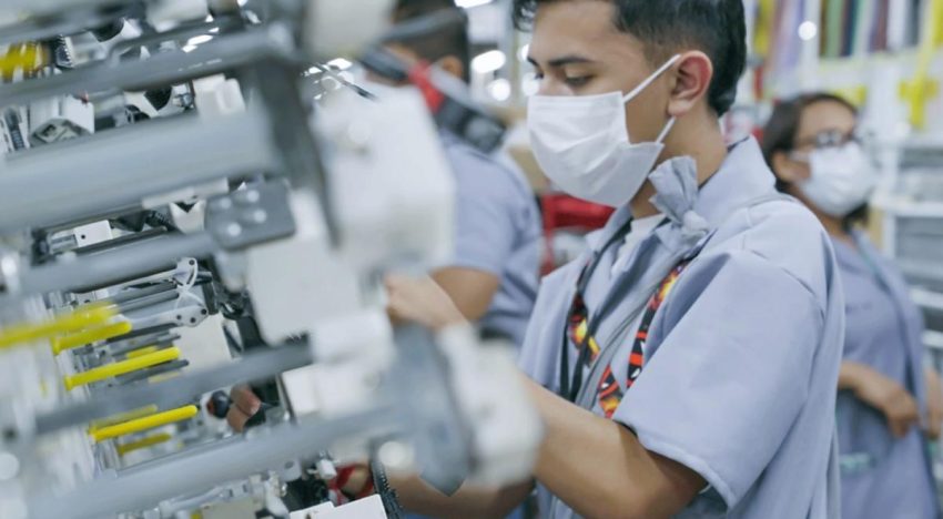 Manufactura repunta, empleo sigue cayendo