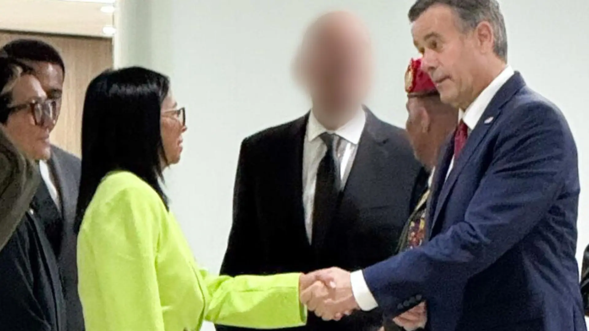 La CIA confirma con una foto que su director se reunió con Delcy Rodríguez en Caracas