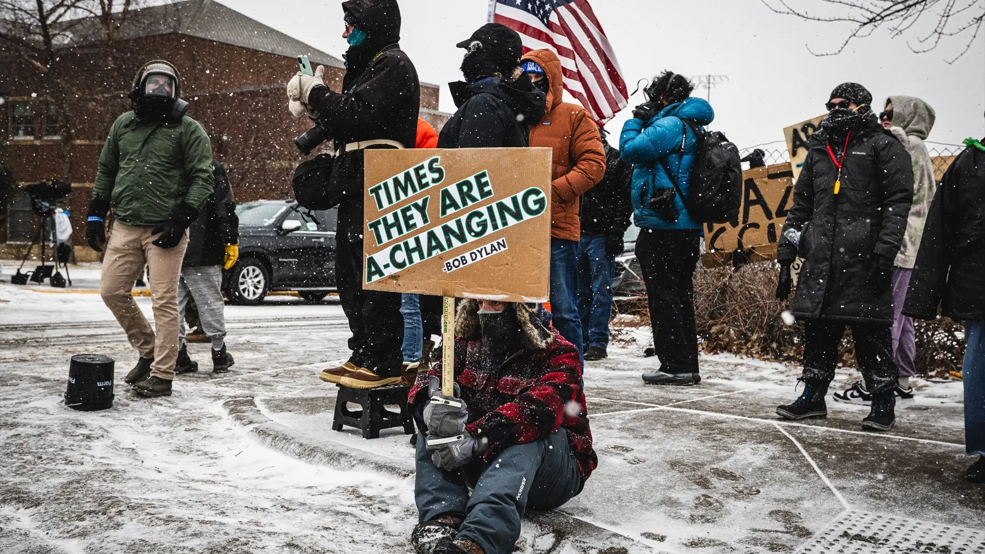 Una jueza prohíbe al ICE utilizar gases lacrimógenos y detener a manifestantes pacíficos en Minnesota