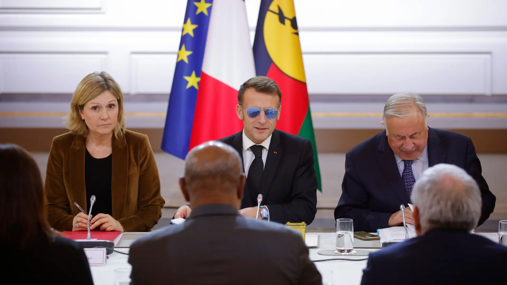 Macron sorprende al llevar unas gafas de sol a lo 'Top Gun' en una reunión en el Elíseo: «Tengo que ponérmelas»