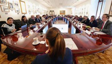 Sheinbaum dialoga con economistas en Palacio Nacional