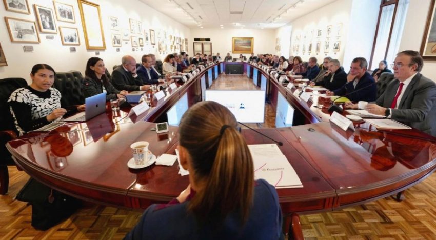 Sheinbaum dialoga con economistas en Palacio Nacional