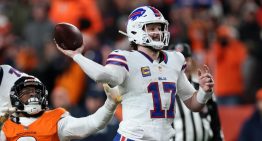 Broncos eliminan a Bills en la prórroga en una noche aciaga de Allen