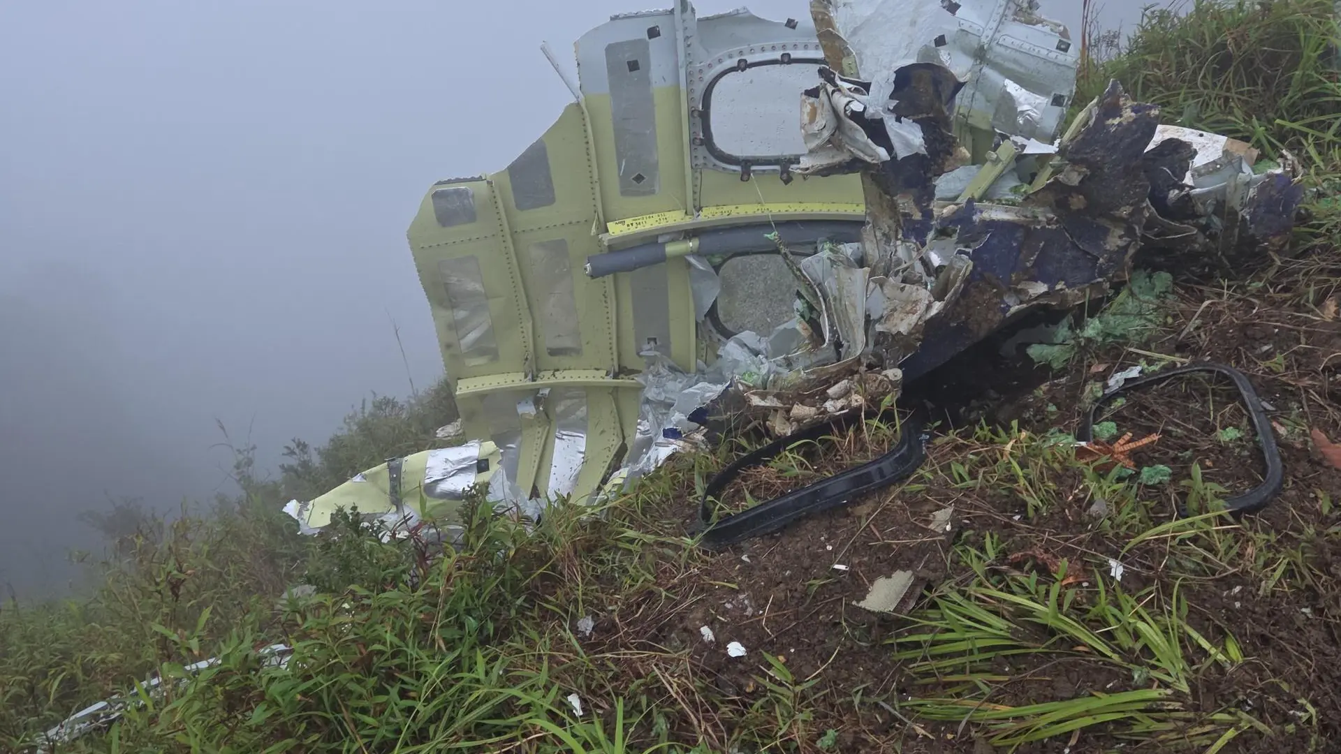 Indonesia halla «varias piezas» del avión desaparecido el sábado con diez personas