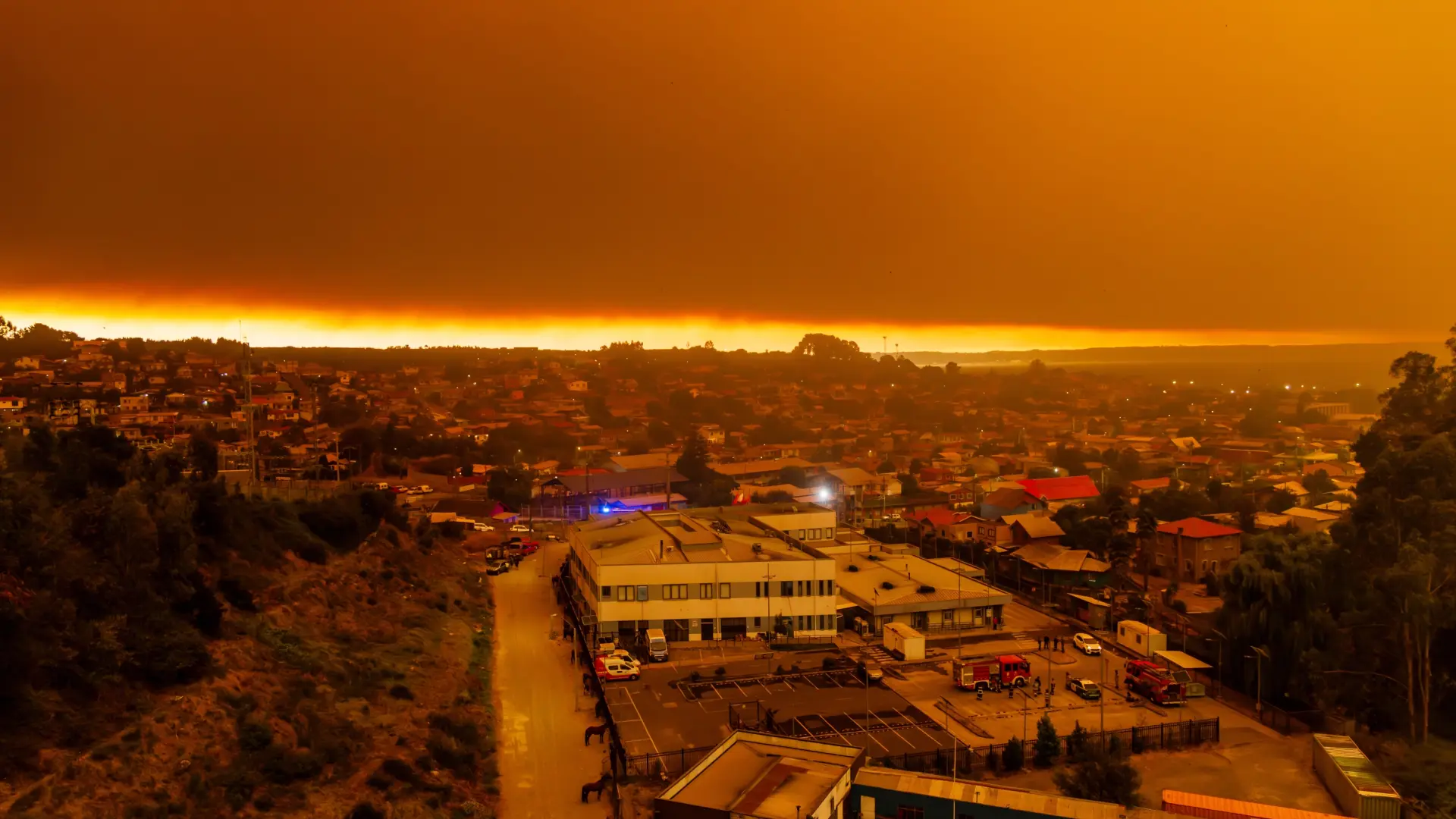 Al menos 16 muertos y más de 50.000 evacuados por la ola de incendios en Chile