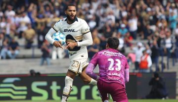 Pumas mantiene el invicto y Chivas sube al liderato
