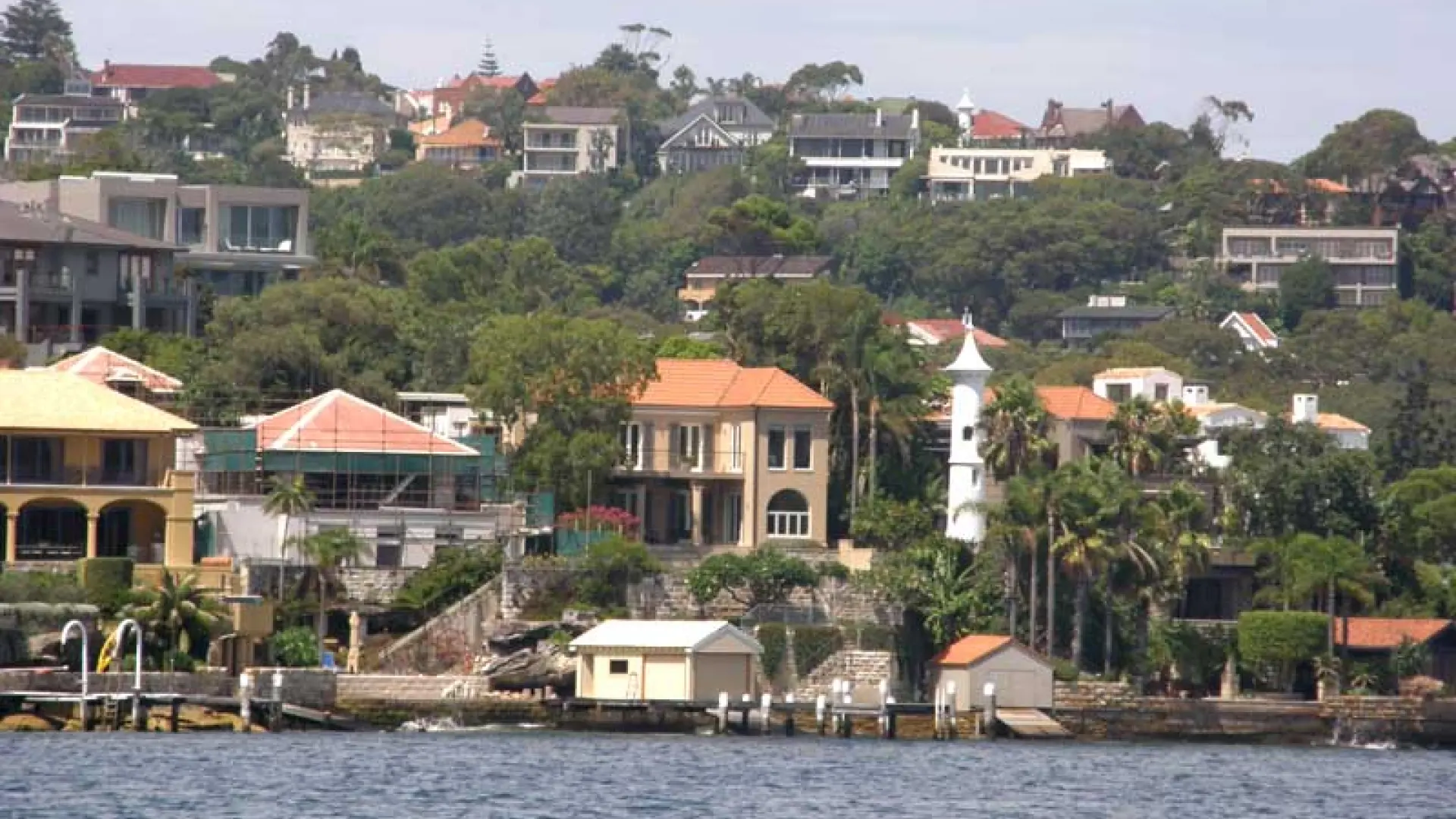 Un niño de 12 años se encuentra en estado crítico tras el ataque de un tiburón en Sídney