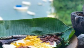 No están “de malas”: así se hacen los huevos enhojados en hoja de plátano