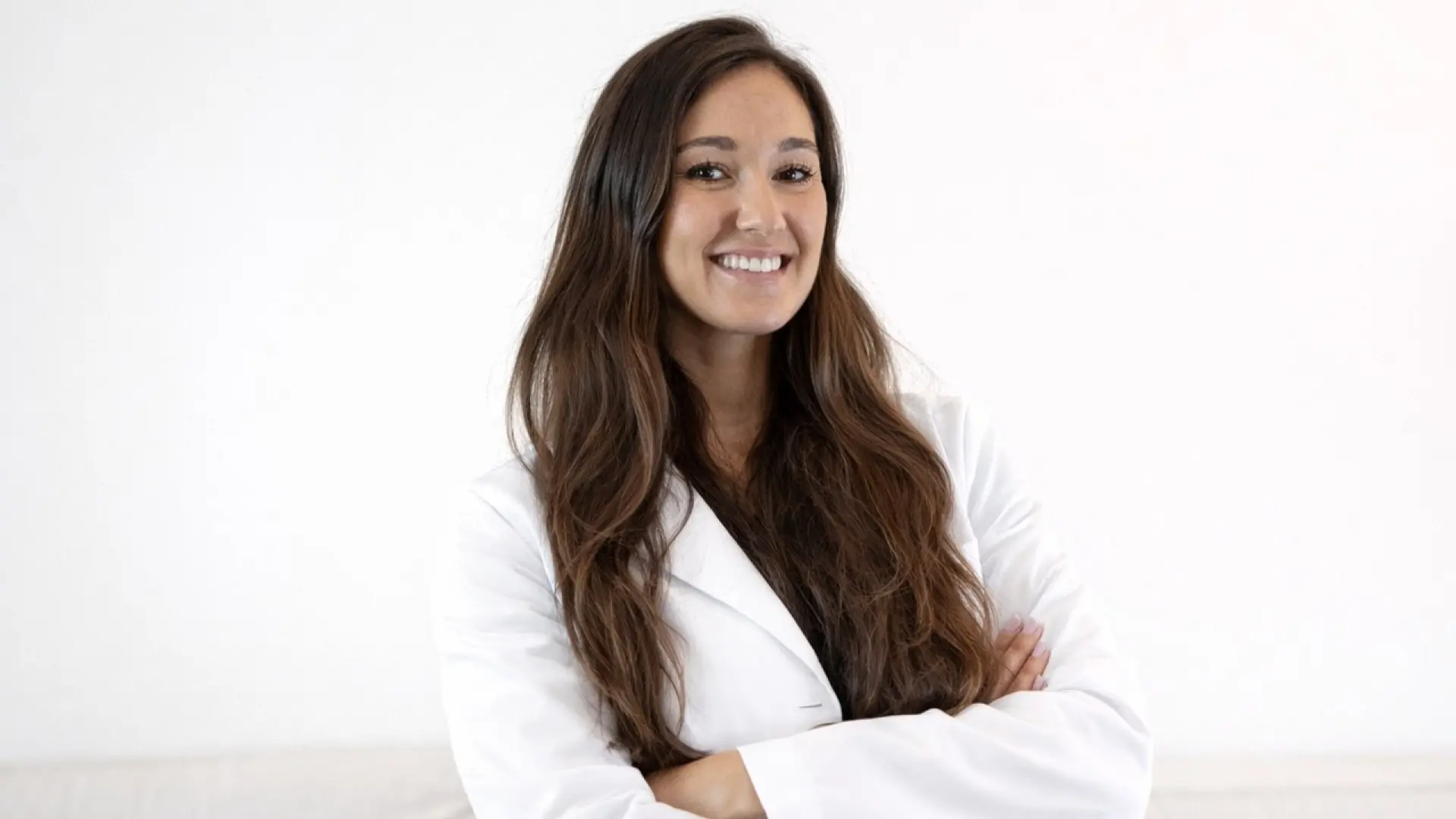 Claudia Sánchez, farmacéutica experta en dermocosmética: «Limpiar demasiado la piel la deja indefensa y vulnerable a brotes»