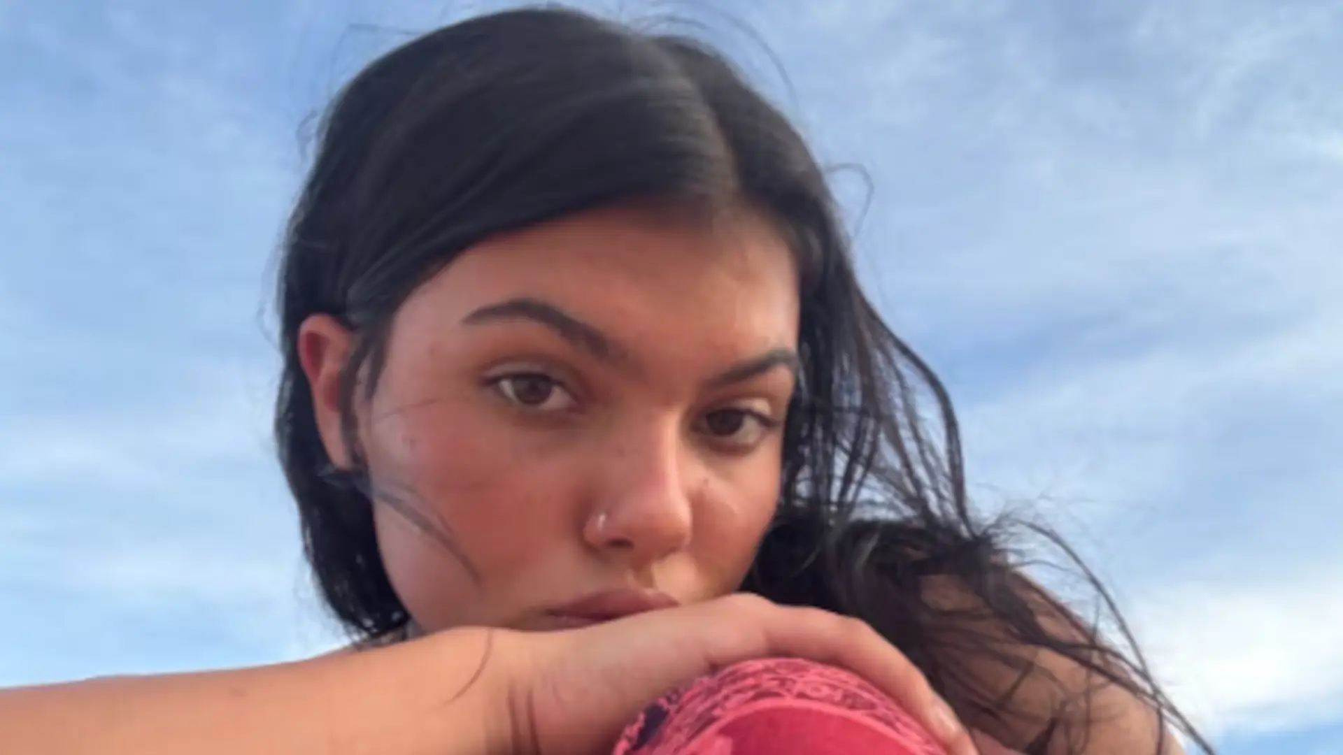 Encuentran a una joven canadiense de 19 años muerta en una playa de Australia y rodeada de dingos