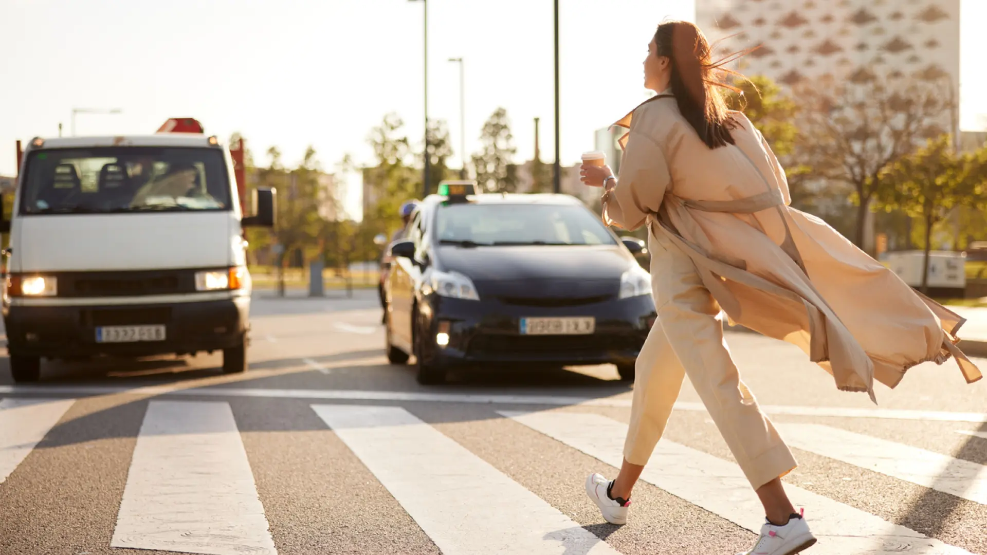 El significado de dar las gracias a los coches con la mano al cruzar la calle según la psicología