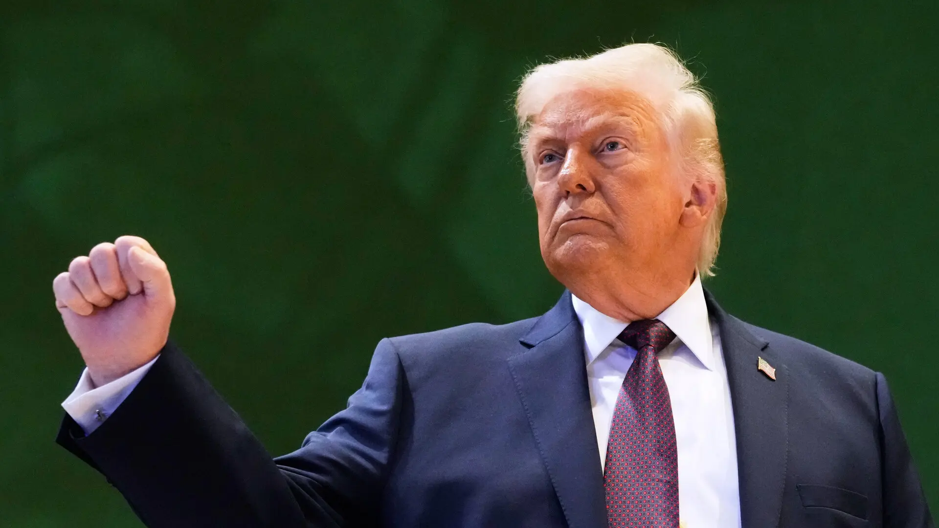 Trump amenaza a Canadá con un arancel del 100% si firma un acuerdo comercial con China