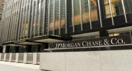 Trump demanda a JPMorgan y a su director ejecutivo por 5,000 millones de dólares