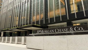 Trump demanda a JPMorgan y a su director ejecutivo por 5,000 millones de dólares