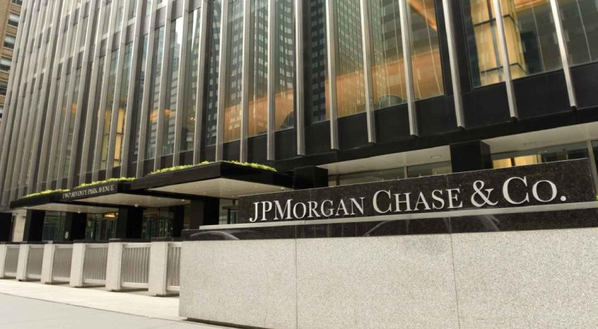 Trump demanda a JPMorgan y a su director ejecutivo por 5,000 millones de dólares