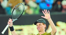 Jannik Sinner avanza en el sueño tricampeón de Australia