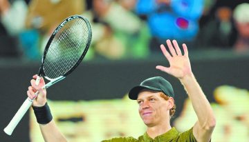 Jannik Sinner avanza en el sueño tricampeón de Australia