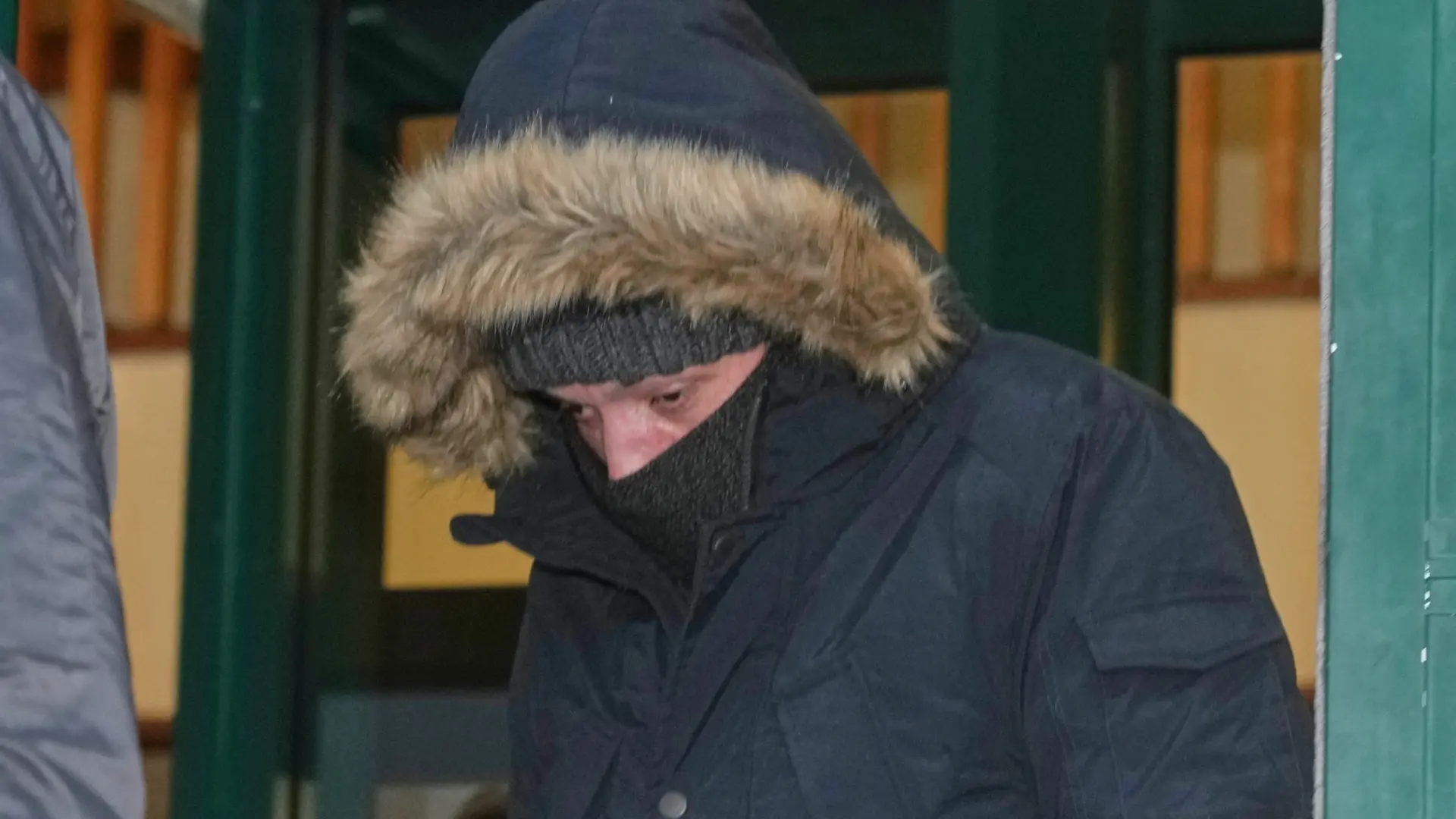 Un exconcejal británico se declara culpable de drogar y violar a su mujer durante 13 años