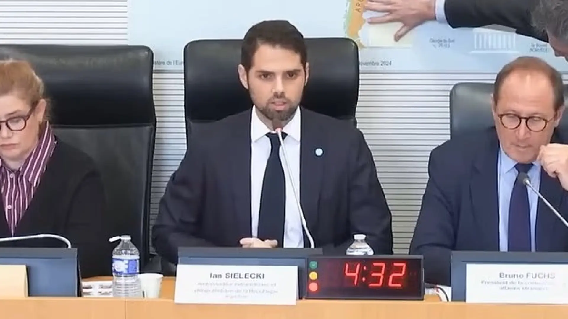 El embajador argentino en Francia se niega a hablar frente a un mapa con unas Malvinas británicas y las tapan con un post-it