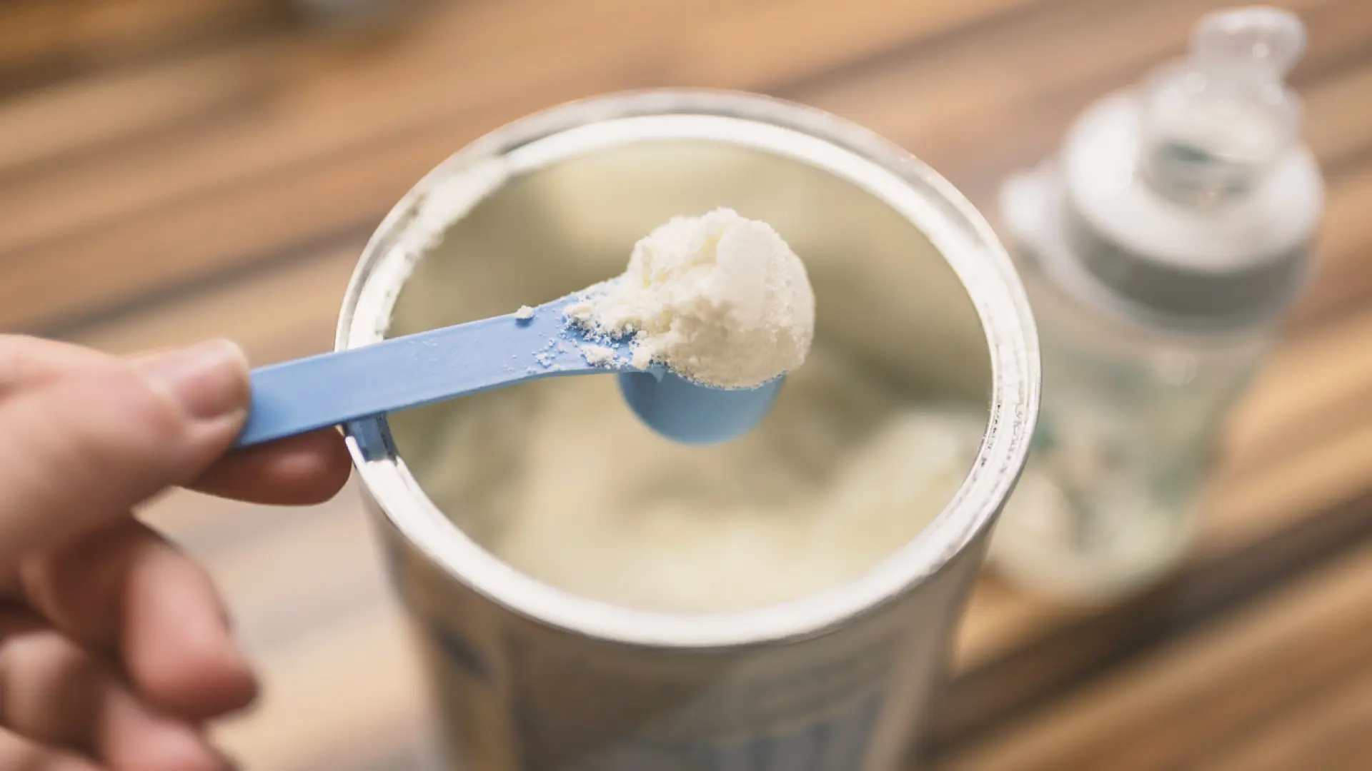 La AESAN confirma la presencia de toxinas en una fórmula para bebés y alerta a padres y madres